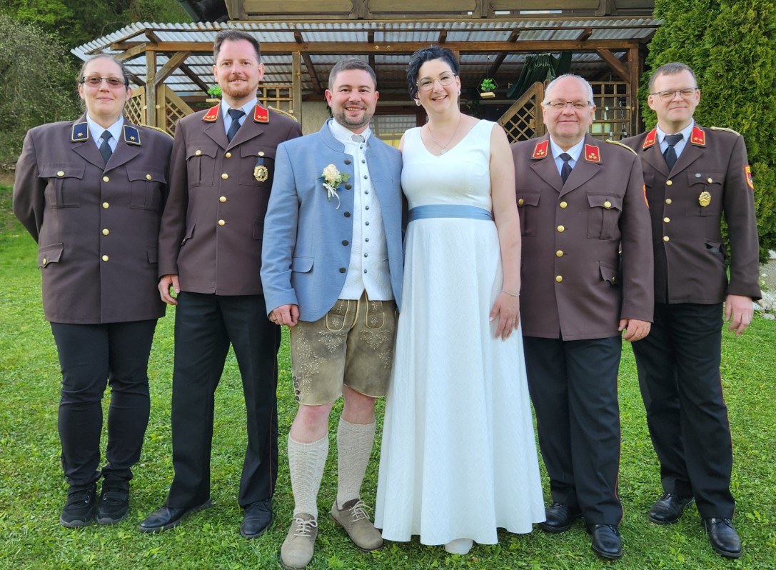 thumbHochzeit von OLM Sandra Schagerl und HBM Daniel HäuslerFoto: FF Frankenfels