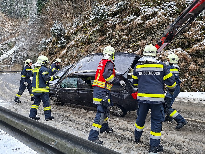 Datei:2021-03-19 (103) Rescue of a car on the B 39 Pielachtal road near Weissenburg, Frankenfels, Austria.jpg