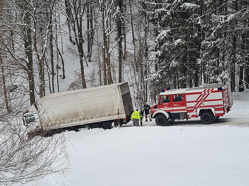 Datei:2021-01-18 (101) Rescue of a truck in Weißenbach, Texingtal, Austria.jpg