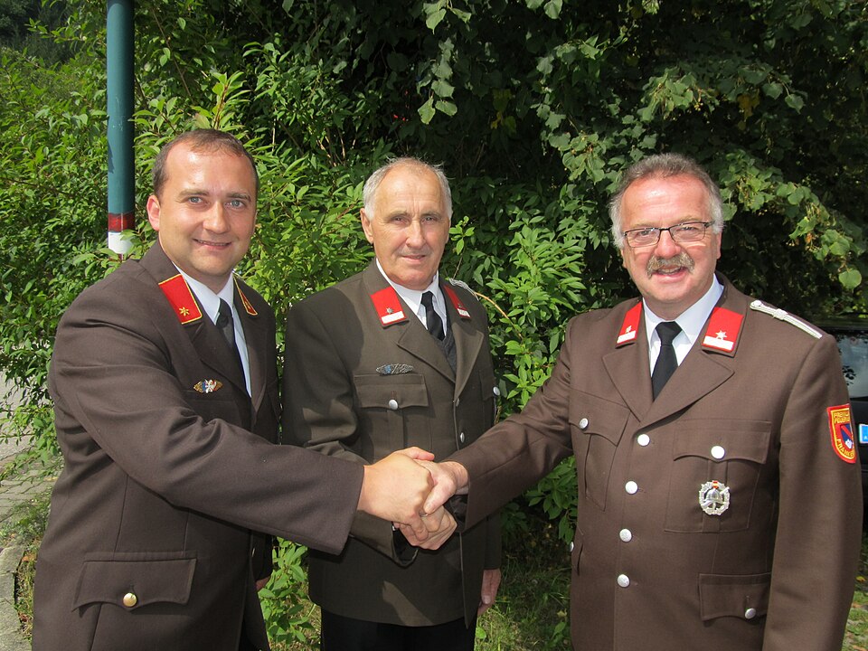 Datei:2012-09-02 BI Ing. Günter Tuder, ELM Johann Freudenthaler and LM Bgm. Franz Größbacher at Feuerwehrfest Frankenfels (1).jpg