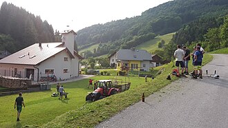 2017-06-02 Weißenbachler Feuerwehrfest, Festwiese mähen.jpg